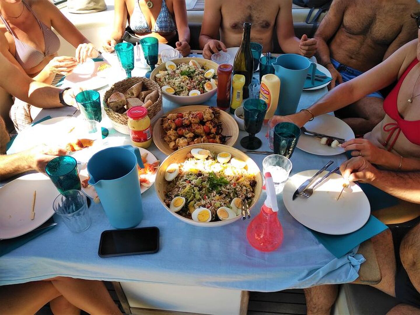 en famille à bord du catamaran