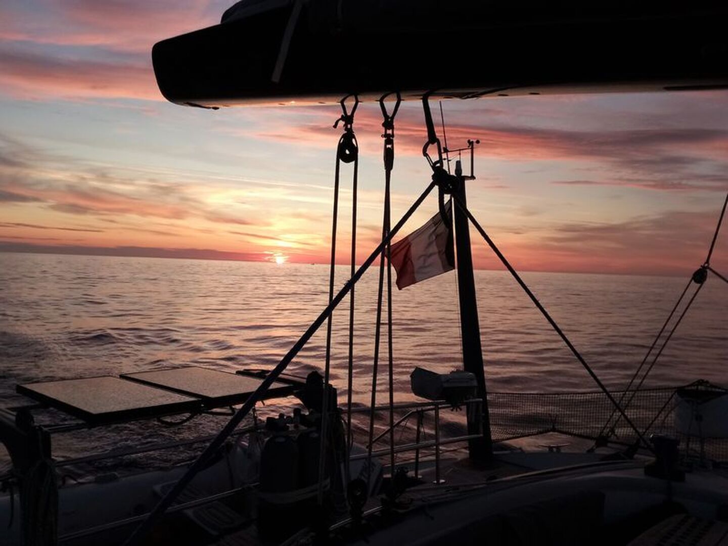 Lever de soleil en mer à bord d'Atika